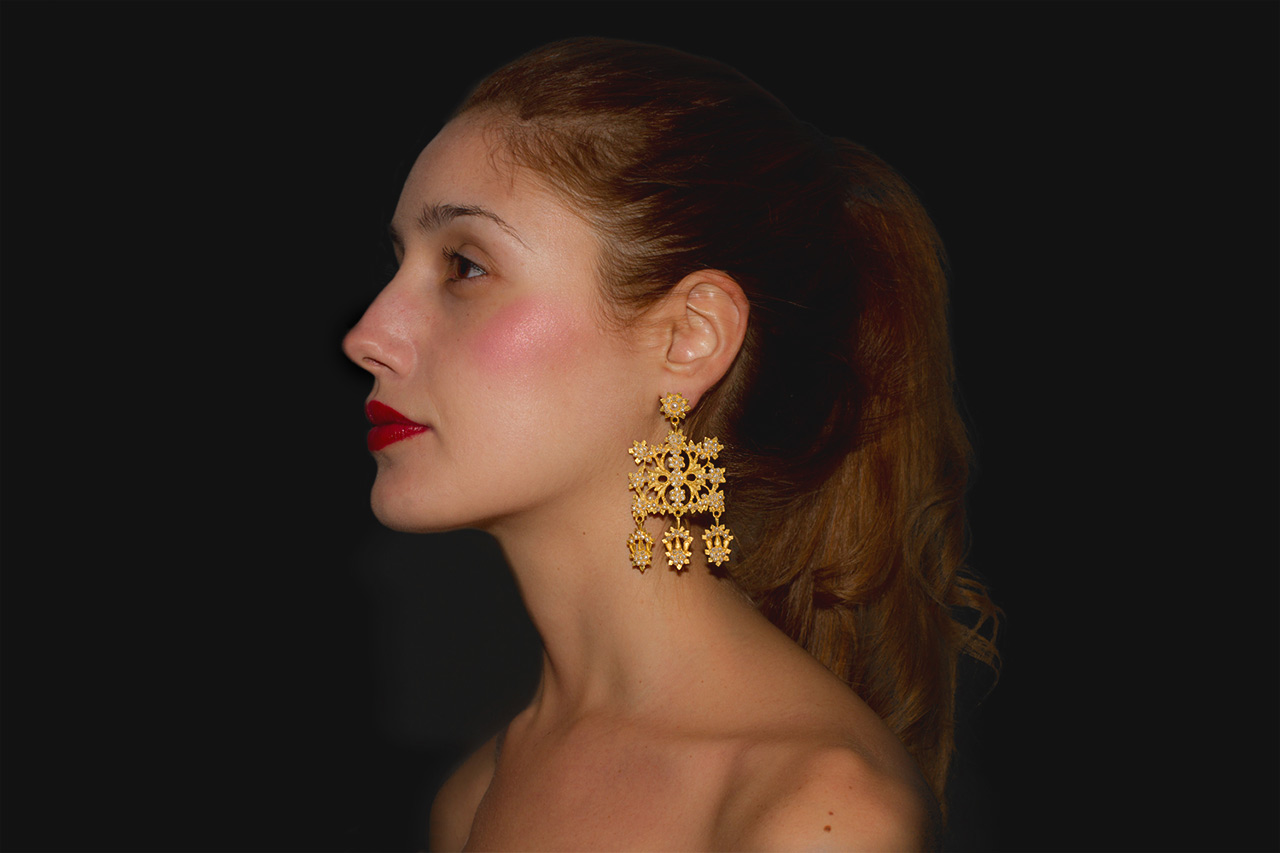 18k gold filigree earring handcrafted by Sardinian goldsmith Loredana Mandas