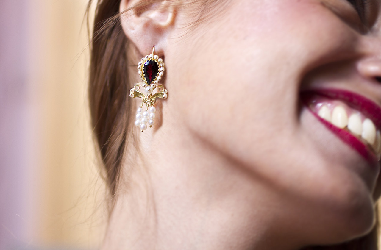 Gold filigree earrings handmade by Sardinian goldsmith Loredana Mandas